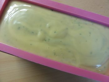 Seife selbst machen mit Eigelb, Gemüse oder Obst